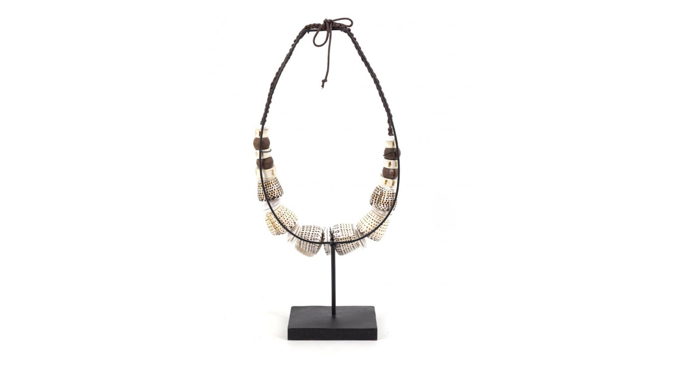 Sculpture Collier Coquilles Corde Fer Blanc 45x8x50cm