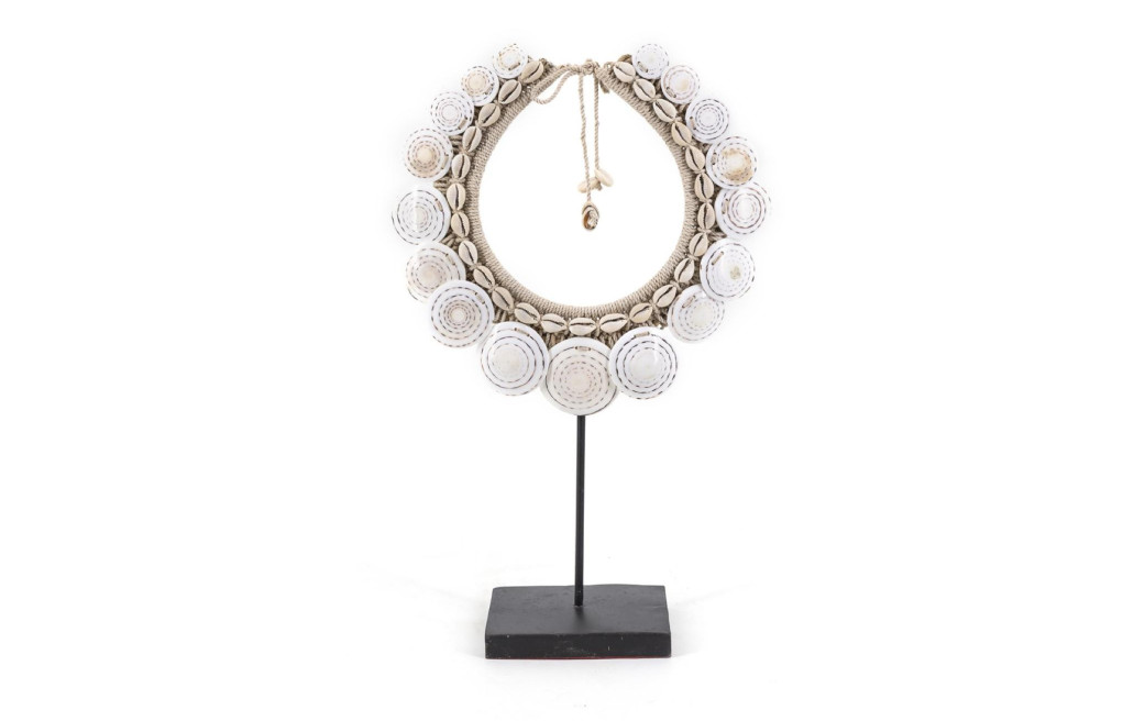 Sculpture Collier Coquilles Corde Fer Beige 30x8x45cm
